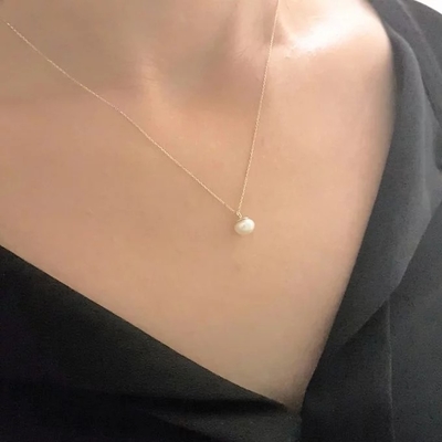 महिलाओं के लिए 14K पेंडेंट नेकलेस को 6MM मीठे पानी के मोती से सजाया गया है