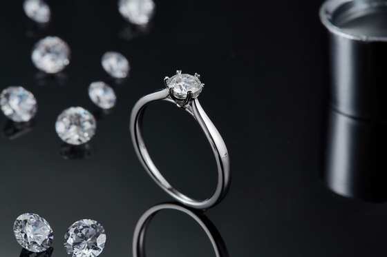 चांदी की महिलाओं की अंगूठी के साथ 0.5ct आकार की हेक्सागोनल लैब डायमंड ज्वेलरी
