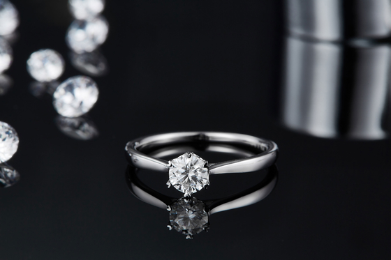 चांदी की महिलाओं की अंगूठी के साथ 0.5ct आकार की हेक्सागोनल लैब डायमंड ज्वेलरी