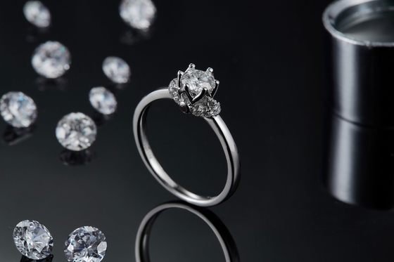 अनोखा फूल शैली सफेद सोना चढ़ाया हुआ अंगूठी कस्टम Moissanite अंगूठी सगाई महिलाओं के आभूषण
