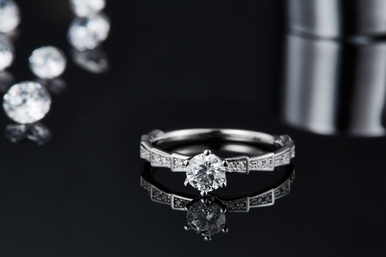 सफेद Moissanite अद्वितीय Sytle और नीलम Platineve हीरे के आभूषण महिलाओं की अंगूठी