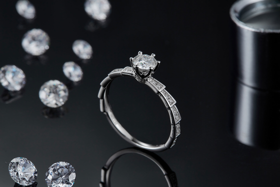 सफेद Moissanite अद्वितीय Sytle और नीलम Platineve हीरे के आभूषण महिलाओं की अंगूठी