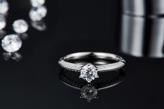 सफेद Moissanite और नीलम Platineve हीरे के आभूषण सगाई महिलाओं की अंगूठी