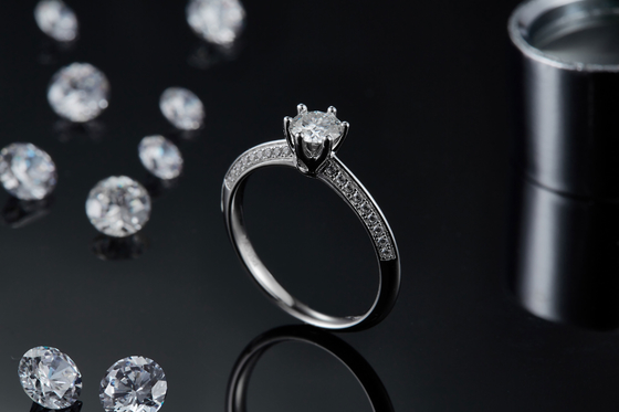 सफेद Moissanite और नीलम Platineve हीरे के आभूषण सगाई महिलाओं की अंगूठी