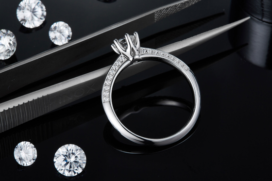 सफेद Moissanite और नीलम Platineve हीरे के आभूषण सगाई महिलाओं की अंगूठी