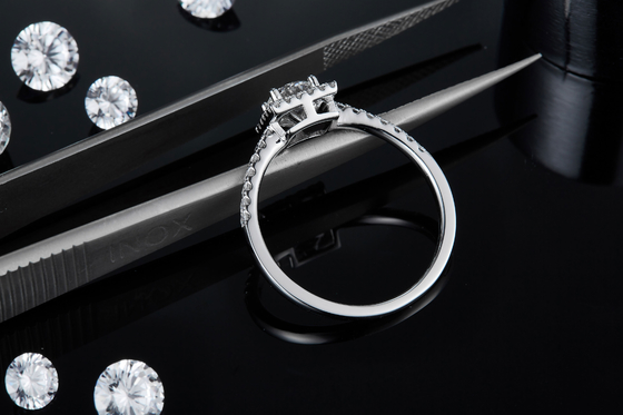 महिलाओं की अंगूठी के लिए सफेद भव्यता कस्टम स्क्वायर डिजाइन Moissanite हीरे प्रशस्त सगाई