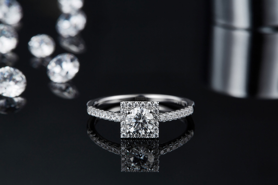 महिलाओं की अंगूठी के लिए सफेद भव्यता कस्टम स्क्वायर डिजाइन Moissanite हीरे प्रशस्त सगाई
