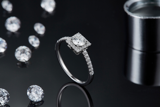 महिलाओं की अंगूठी के लिए सफेद भव्यता कस्टम स्क्वायर डिजाइन Moissanite हीरे प्रशस्त सगाई