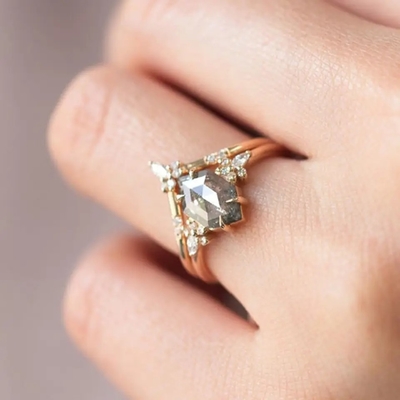 हेक्सागोन कट नमक और काली मिर्च CZ Moissanite 925 सिल्वर रिंग कर्व्ड मैचिंग