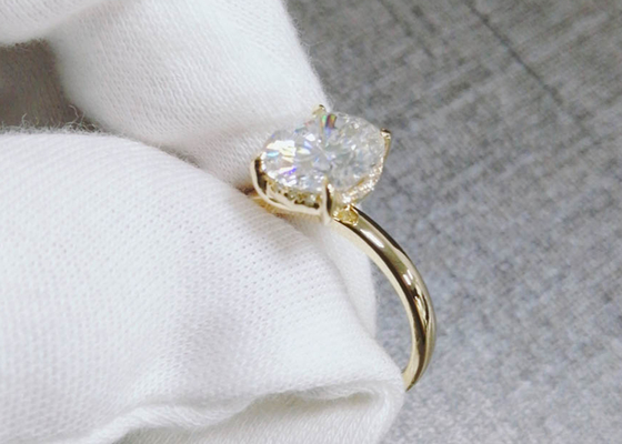 1.5ct ओवल कट लैब ग्रोन मोइसानाइट रिंग 14K गोल्ड मटेरियल 0.7×0.9cm आकार