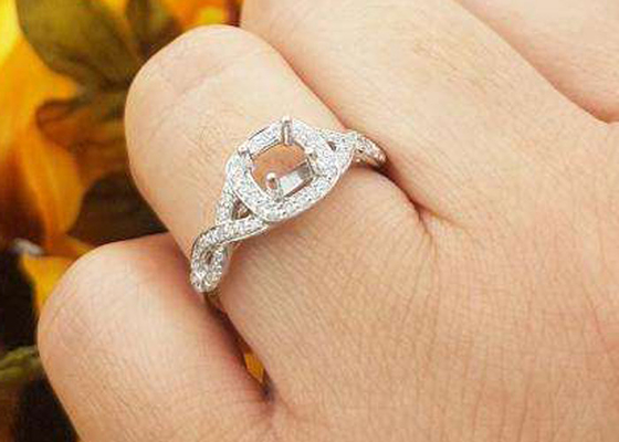 जन्मदिन के लिए 0.38ct 1.3mm 14k व्हाइट गोल्ड सेमी माउंट रिंग्स कुशन कट