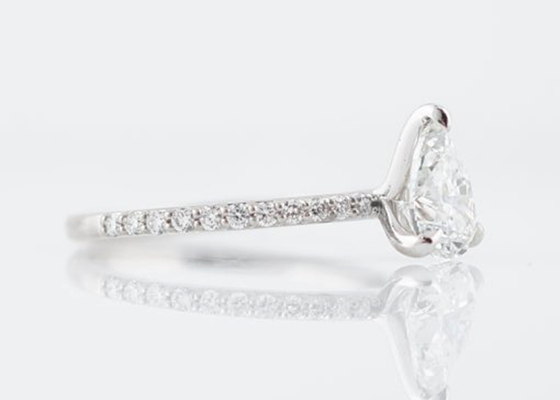 सगाई के लिए व्हाइट गोल्ड रियल डायमंड ज्वैलरी रिंग 1.33ct नाशपाती कट पीएस 6 × 8 मिमी
