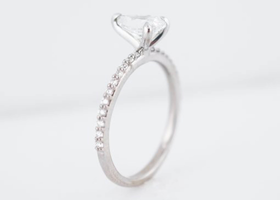 सगाई के लिए व्हाइट गोल्ड रियल डायमंड ज्वैलरी रिंग 1.33ct नाशपाती कट पीएस 6 × 8 मिमी