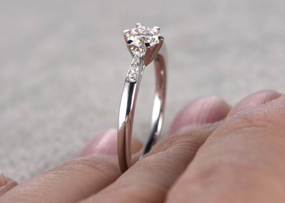 5 मिमी Moissanite रियल डायमंड ज्वैलरी रिंग व्हाइट गोल्ड मटेरियल ODM फॉर डेली वियर