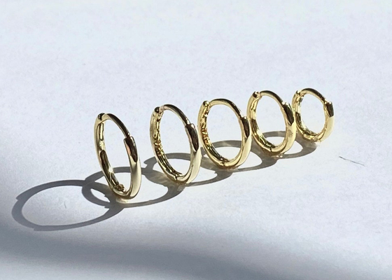 6mm 12mm 9k गोल्ड Huggie कान की बाली, 10mm डेंटी Huggie हूप कान की बाली OEM