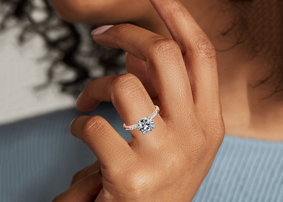 क्लॉ सेटिंग 9K सिल्वर रिंग 3.6ct राउंड कट लैब डायमंड के साथ