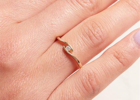 सॉलिटेयर 14k येलो गोल्ड डायमंड रिंग 1.5mm राउंड कट 0.10ct डायमंड के साथ