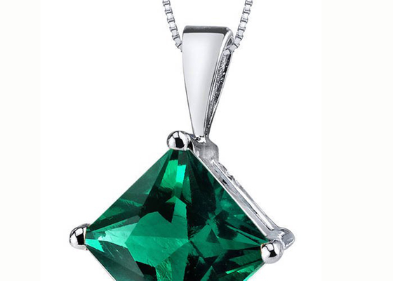 2.2ct प्राकृतिक पन्ना लटकन हार राजकुमारी कट 7 × 7 मिमी आकार