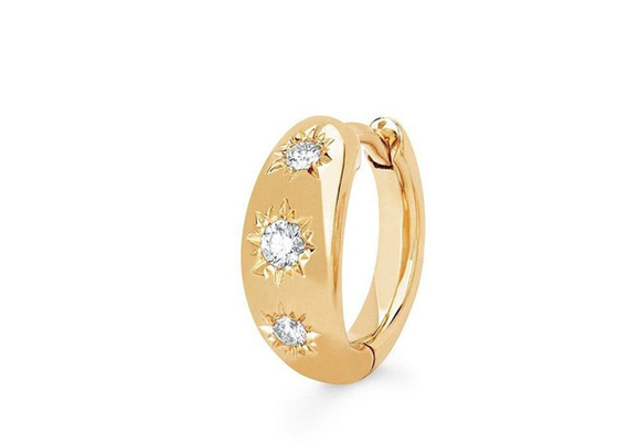 0.16ct राउंड कट डायमंड के साथ 12mm साइज गोल्ड हग्गी हूप इयररिंग्स