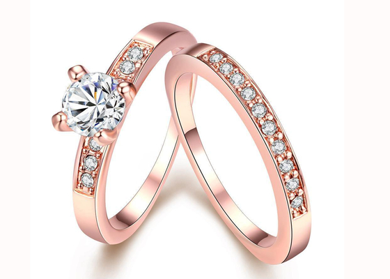 OEM रोज़ गोल्ड एंगेजमेंट और वेडिंग रिंग सेट 0.44CT 5mm स्टोन के साथ: