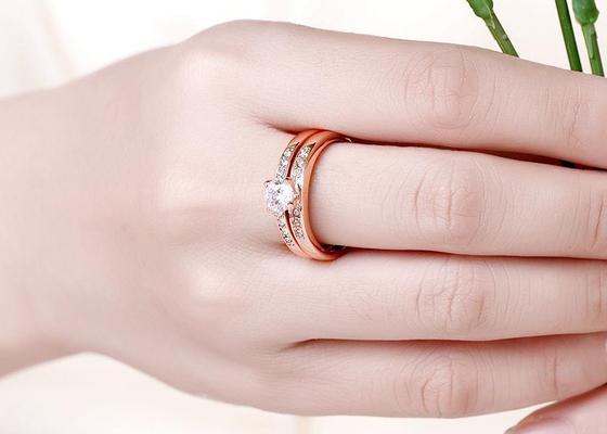 OEM रोज़ गोल्ड एंगेजमेंट और वेडिंग रिंग सेट 0.44CT 5mm स्टोन के साथ: